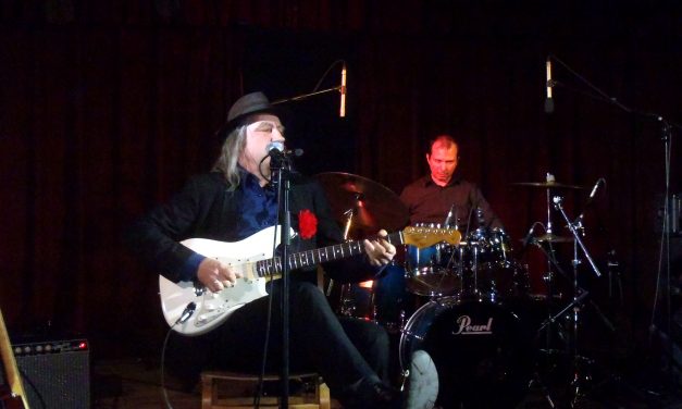 <span class="entry-title-primary">Huszonöt év bluesvarázs (videóval)</span> <span class="entry-subtitle">„Szegény ember Mark Knopflere” és a kristálygömb </span>