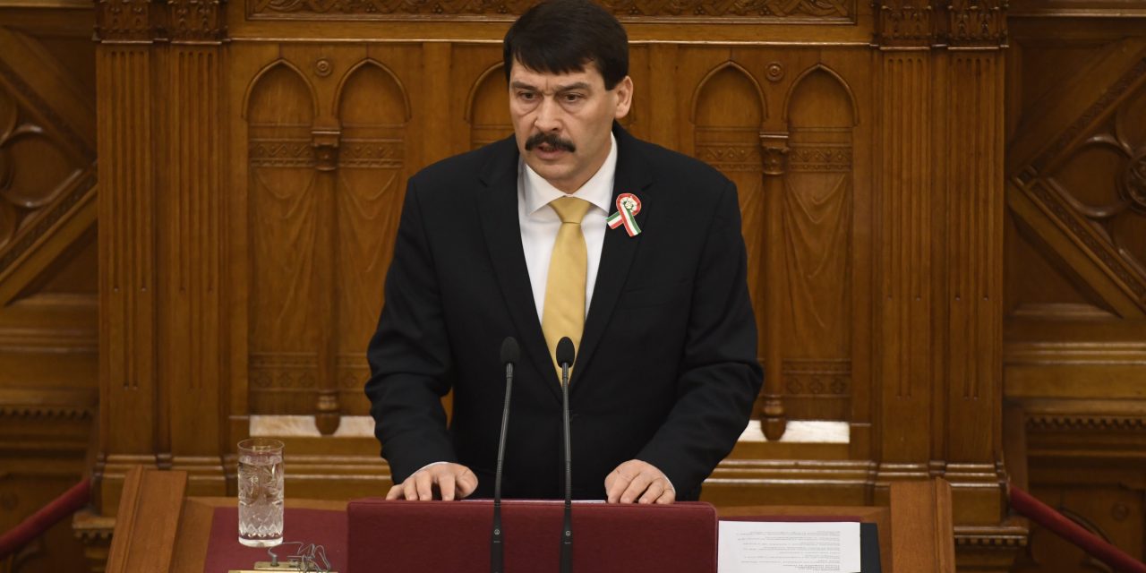 Hétfőn Belgrádba látogat Áder János