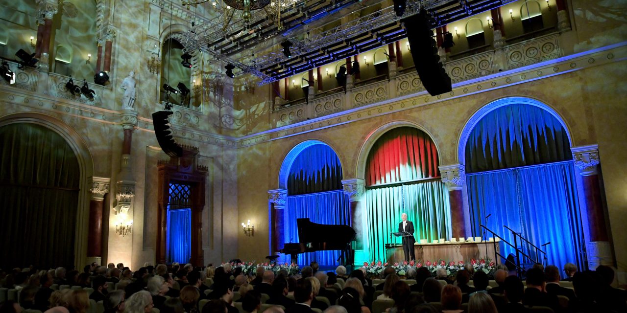 <span class="entry-title-primary">Balog Zoltán művészeti díjakat adott át</span> <span class="entry-subtitle">G. Erdélyi Hermina, Kollár Árpád, Lovas Ildikó és Verebes György a díjazottak között</span>