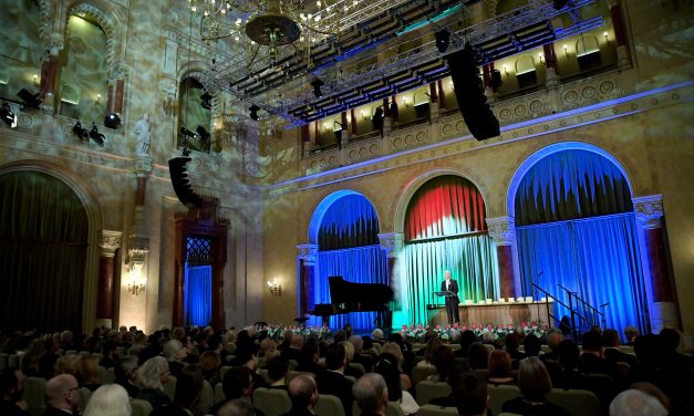 Balog Zoltán művészeti díjakat adott át