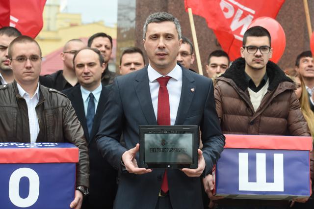 Obradović is átadta az aláírásokat