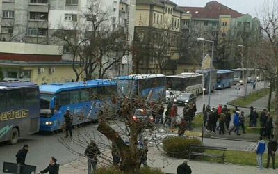 Vučić 2200 autóbusszal készül az ellentüntetésre