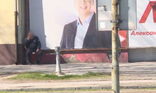 Napi huszonnégy órában őrzik az óriásplakátokat