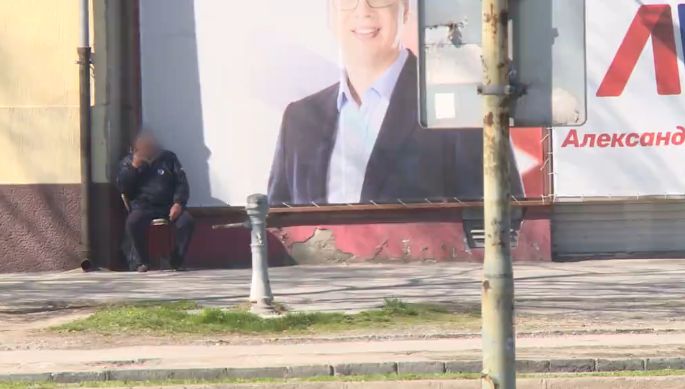 Napi huszonnégy órában őrzik az óriásplakátokat