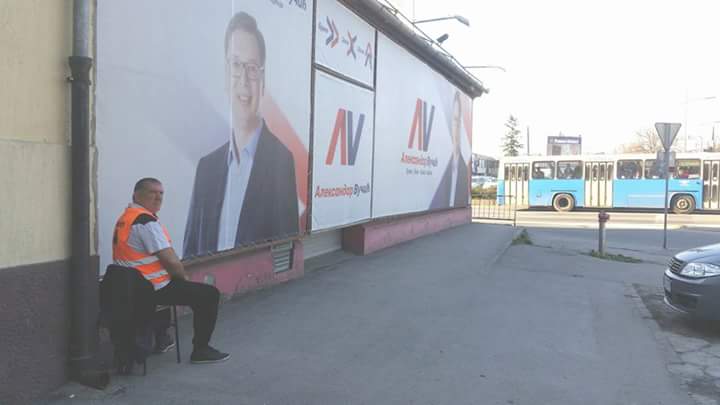 Plakátőrök hajnala