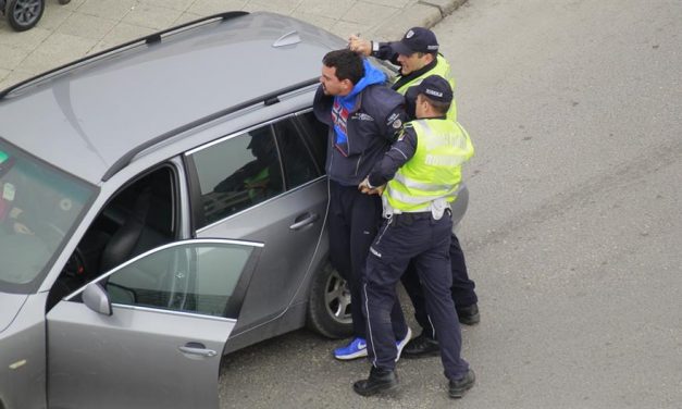 Rádudált a Vučić-hívekre, bilincsbe verték a kiskorú lánya előtt – GALÉRIA