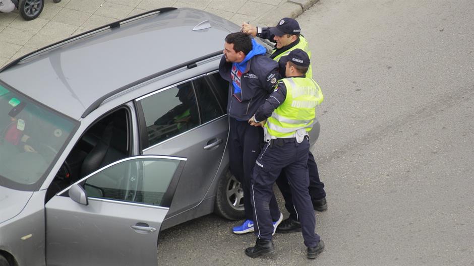 Rádudált a Vučić-hívekre, bilincsbe verték a kiskorú lánya előtt – GALÉRIA