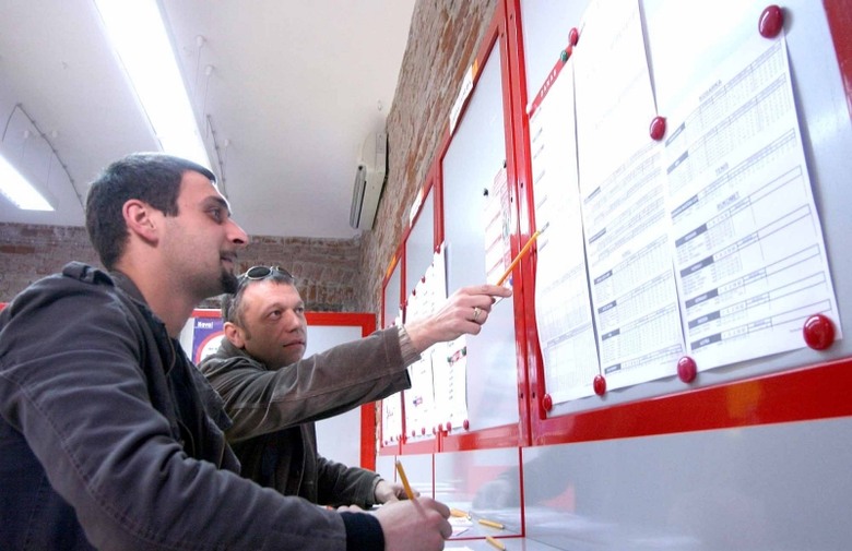 Gombamódra szaporodnak akár iskolák közelében is a fogadóirodák