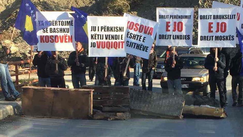 Az albánok nem engedik be Koszovóba a szerbeket