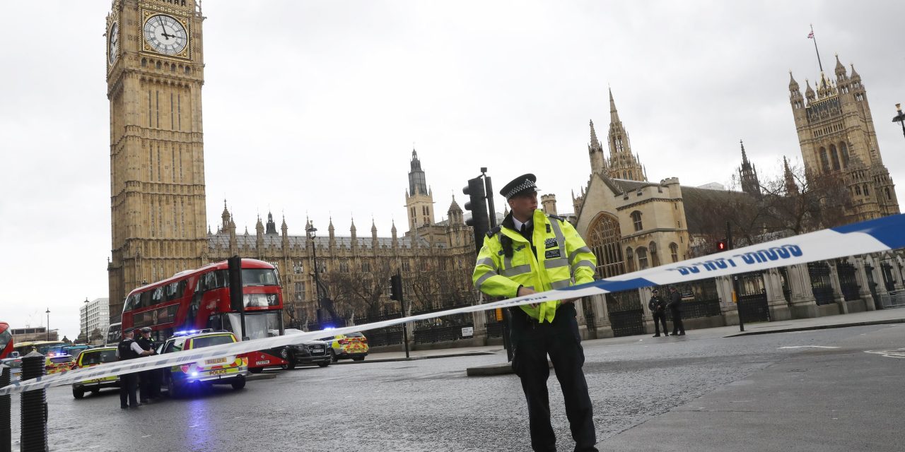 <span class="entry-title-primary">Négy halott és húsz sérült a londoni terrortámadásban</span> <span class="entry-subtitle">Szerkesztőségi hírösszefoglaló</span>