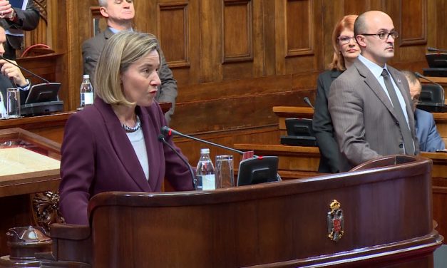 Radikális füttykoncert a parlamentben (VIDEÓ)