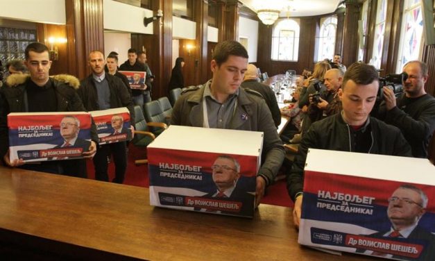 Šešeljék is átadták a támogatói aláírásokat