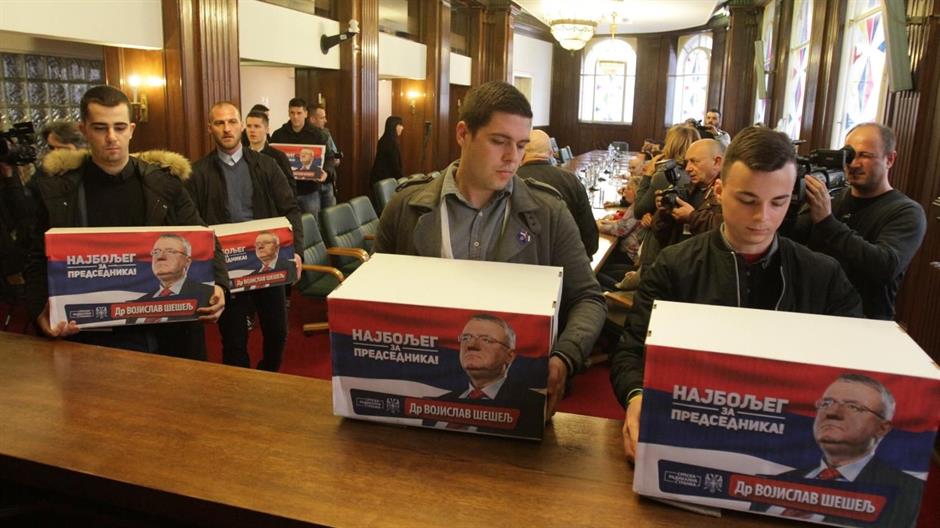 Šešeljék is átadták a támogatói aláírásokat