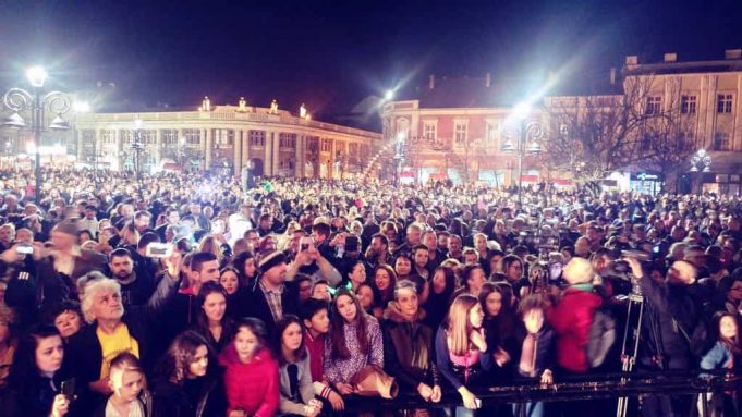 <span class="entry-title-primary">Kikapcsolták a kamerákat a Georgiev-tüntetésen (FRISSÍTVE, VIDEÓVAL)</span> <span class="entry-subtitle">Megtelt a főtér – Megszólalt a polgármester asszony</span>