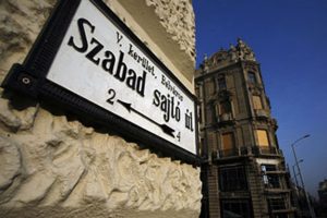 A budapesti Szabad sajtó út utcatáblája az Erzsébet-híd tövében (Fotó: Kummer János, Hír24)