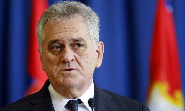 Közel egymillió dinár közpénz Tomislav Nikolić villájának napellenzőire