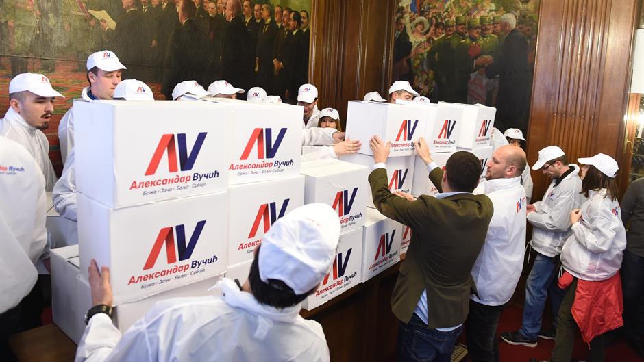 <span class="entry-title-primary">Átadták a Vučićot támogató aláírásokat (FRISSÍTVE)</span> <span class="entry-subtitle">A dokumentumokat tartalmazó dobozok valamelyikében ott van a VMSZ vezetőinek aláírása is</span>