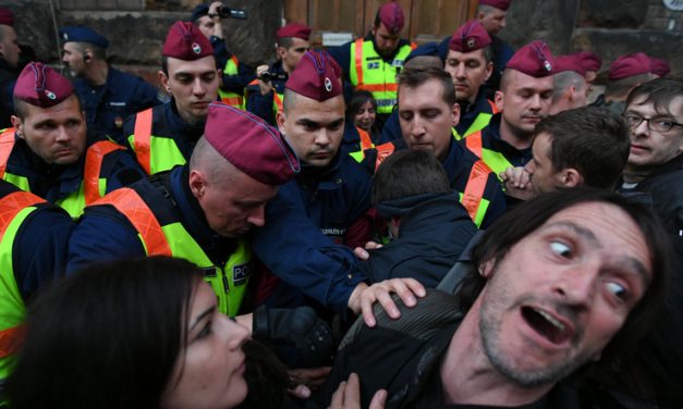 <span class="entry-title-primary">„Orbánt be, Marcit ki” (HELYSZÍNI VIDEÓVAL)</span> <span class="entry-subtitle">Dulakodás a budapesti demonstráción, a Gyorskocsi utcai fogda előtt (szerkesztőségi hírösszefoglaló)</span>