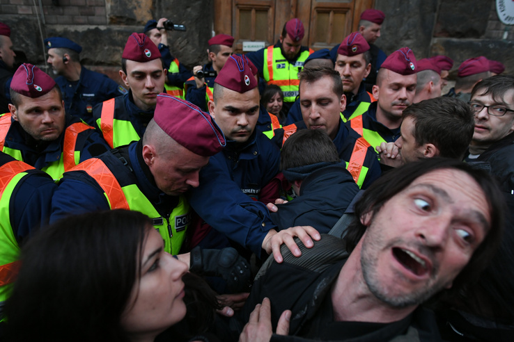 <span class="entry-title-primary">„Orbánt be, Marcit ki” (HELYSZÍNI VIDEÓVAL)</span> <span class="entry-subtitle">Dulakodás a budapesti demonstráción, a Gyorskocsi utcai fogda előtt (szerkesztőségi hírösszefoglaló)</span>