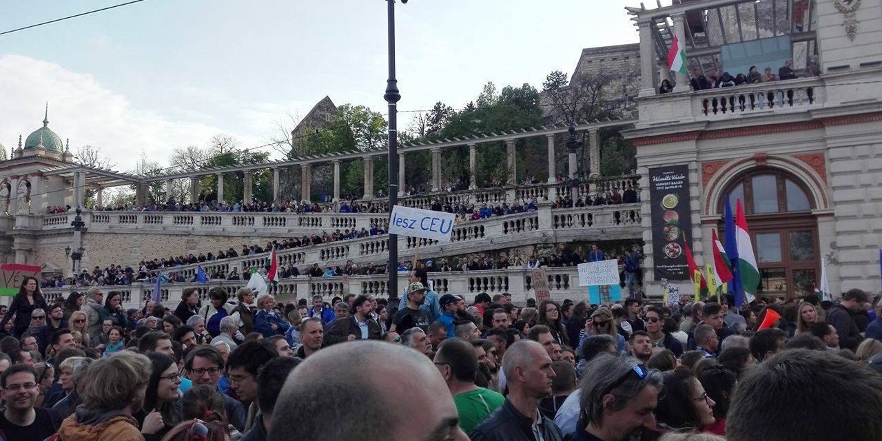<span class="entry-title-primary">Tízezrek vonulnak Budapest utcáin</span> <span class="entry-subtitle">„Európa, Európa!” – skandálják a CEU-t támogató tüntetők</span>