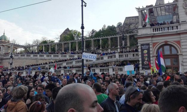 <span class="entry-title-primary">Tízezrek vonulnak Budapest utcáin</span> <span class="entry-subtitle">„Európa, Európa!” – skandálják a CEU-t támogató tüntetők</span>