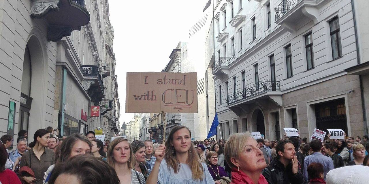 <span class="entry-title-primary">„Egyszerűen mondjuk, hogy ő is megértse. Távirat lesz: Orbán stop!”</span> <span class="entry-subtitle">Élőlánc: tiltakozás a CEU ellehetetlenítése ellen (videókkal és képgalériával)</span>