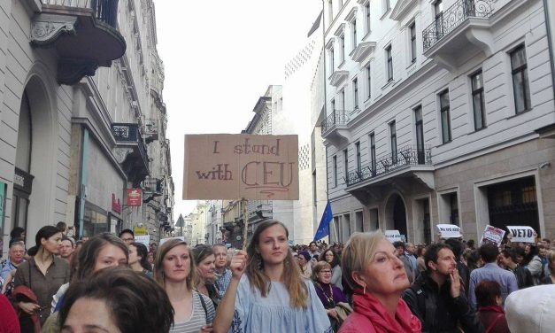 <span class="entry-title-primary">„Egyszerűen mondjuk, hogy ő is megértse. Távirat lesz: Orbán stop!”</span> <span class="entry-subtitle">Élőlánc: tiltakozás a CEU ellehetetlenítése ellen (videókkal és képgalériával)</span>