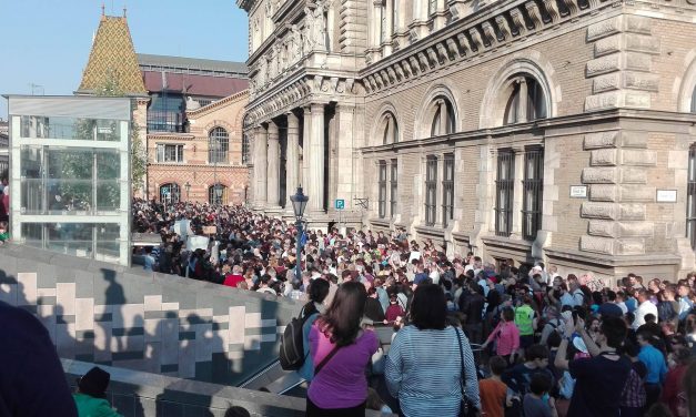 <span class="entry-title-primary">Ezrek tüntetnek a CEU mellett (KÉPGALÉRIA)</span> <span class="entry-subtitle">Szabad ország, szabad egyetem!</span>