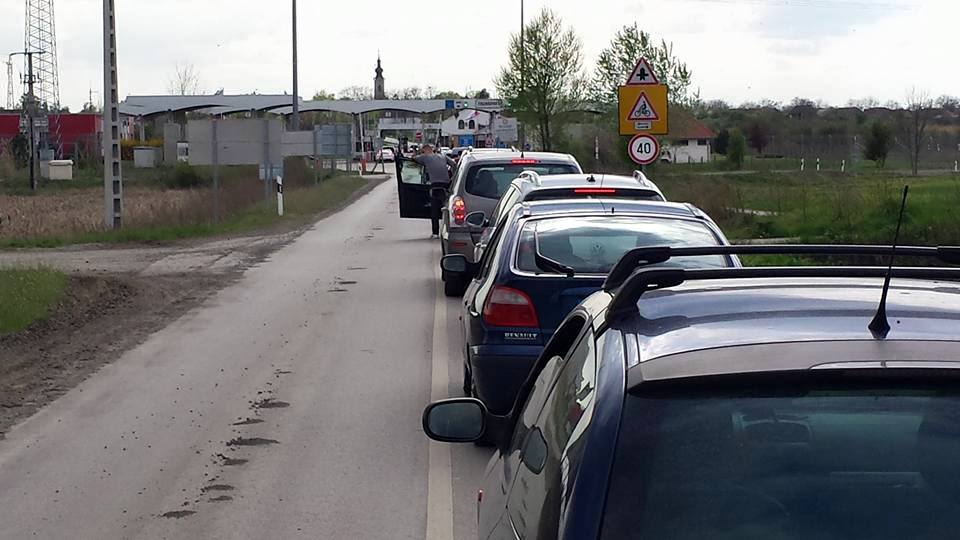 Várakozási bolondokháza a magyar-szerb határokon