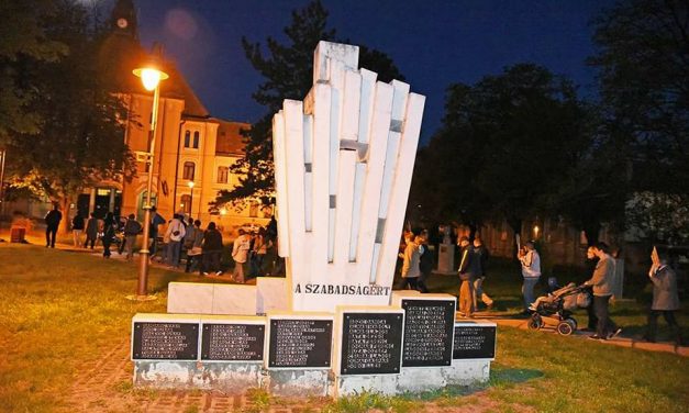 <span class="entry-title-primary">Magyarkanizsa újra megmozdult a diktatúra ellen (VIDEÓVAL és KÉPGALÉRIÁVAL)</span> <span class="entry-subtitle">Vasárnap a csönd városában megtartották a második spontán, békés sétát</span>