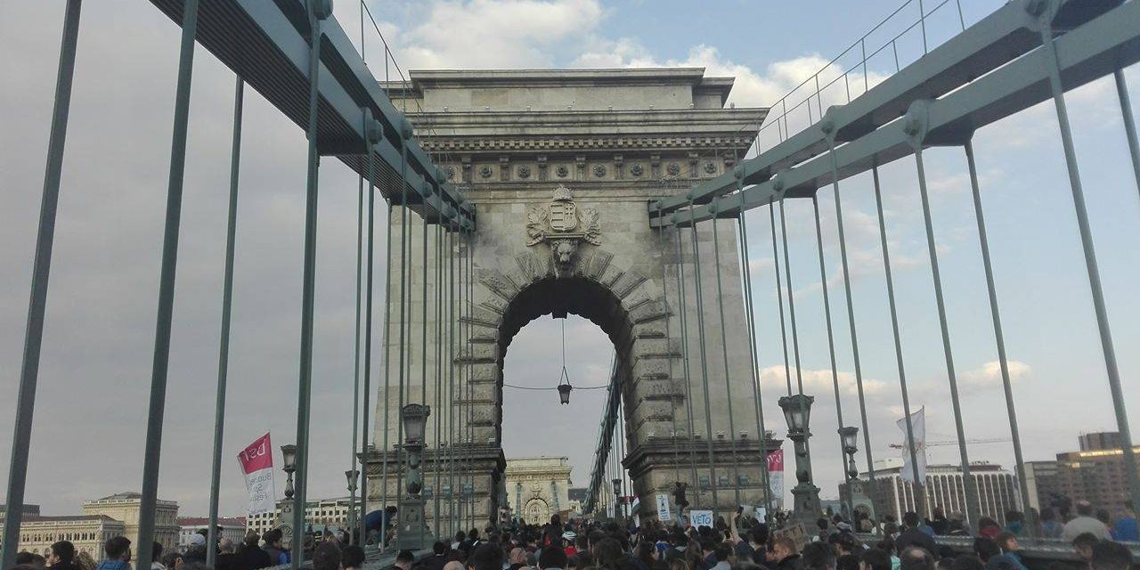 <span class="entry-title-primary">„Vétózd meg, János, ne írd alá, János!”</span> <span class="entry-subtitle">Összefoglalónk a vasárnapi budapesti demonstrációról</span>