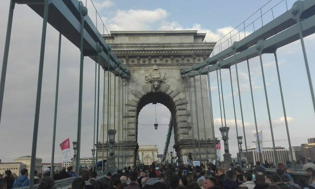 <span class="entry-title-primary">„Vétózd meg, János, ne írd alá, János!”</span> <span class="entry-subtitle">Összefoglalónk a vasárnapi budapesti demonstrációról</span>