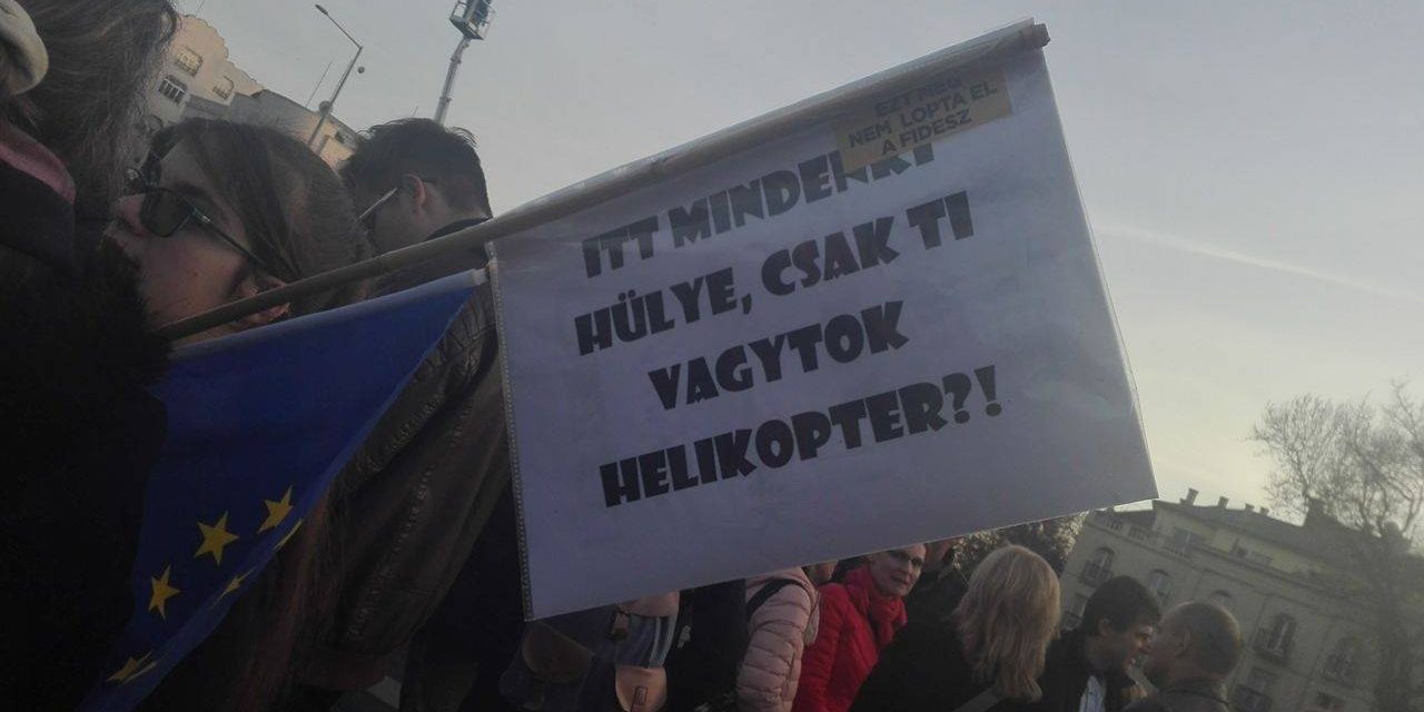 <span class="entry-title-primary">Három részre szakadt a tüntető tömeg (ÉLŐ KÖZVETÍTÉSSEL, HELYSZÍNI VIDEÓKKAL és KÉPGALÉRIÁVAL)</span> <span class="entry-subtitle">Bayer Zsolt verekedésre hívta ki Hont Andrást a budapesti demonstrációk miatt (Szerkesztőségi hírösszefoglaló)</span>