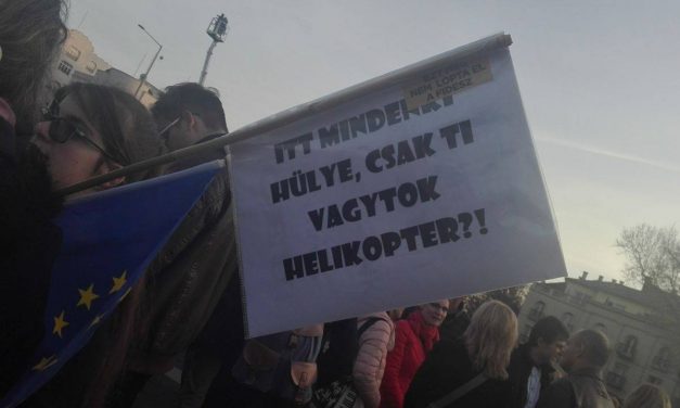 <span class="entry-title-primary">Három részre szakadt a tüntető tömeg (ÉLŐ KÖZVETÍTÉSSEL, HELYSZÍNI VIDEÓKKAL és KÉPGALÉRIÁVAL)</span> <span class="entry-subtitle">Bayer Zsolt verekedésre hívta ki Hont Andrást a budapesti demonstrációk miatt (Szerkesztőségi hírösszefoglaló)</span>