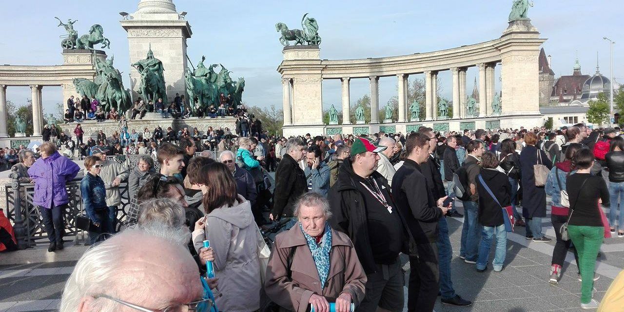 <span class="entry-title-primary">Telt ház van a Hősök terén (KÉPGALÉRIÁVAL és ÉLŐ VIDEÓVAL)</span> <span class="entry-subtitle">„Anyátok az erőforrás!” – üzenték a tüntetők a CEU-törvényt kidolgozó államtitkárságnak (Szerkesztőségi hírösszefoglaló)</span>