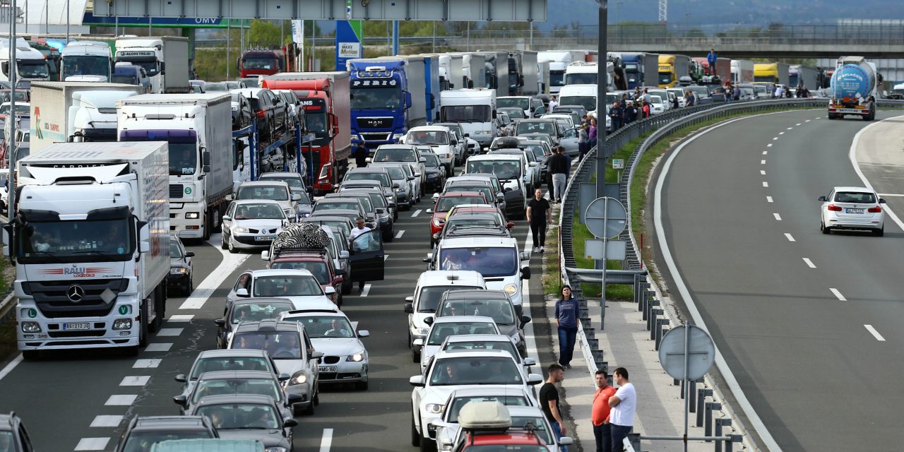 <span class="entry-title-primary">Ötórás várakozás a határon</span> <span class="entry-subtitle">Káosz a horvát-szlovén átkelőknél</span>