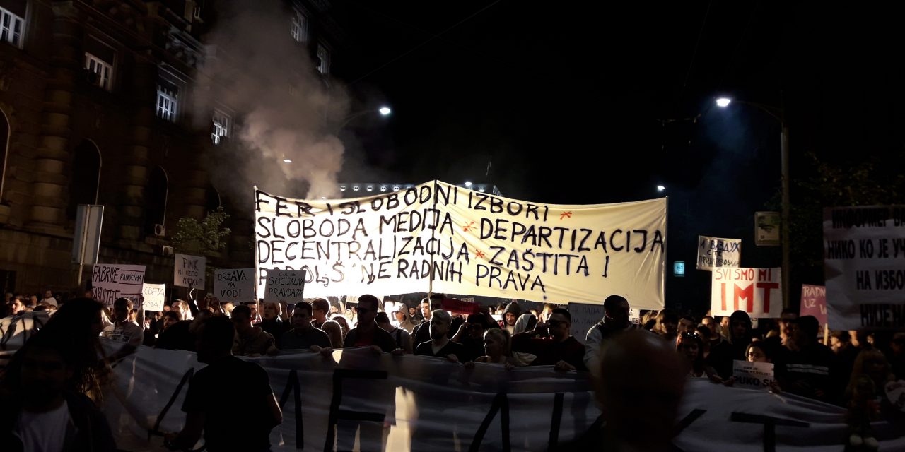 Mit kíván az utcán tüntető tömeg?