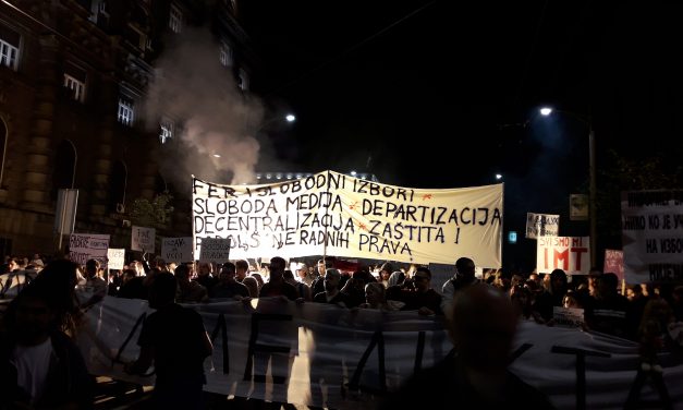 Mit kíván az utcán tüntető tömeg?