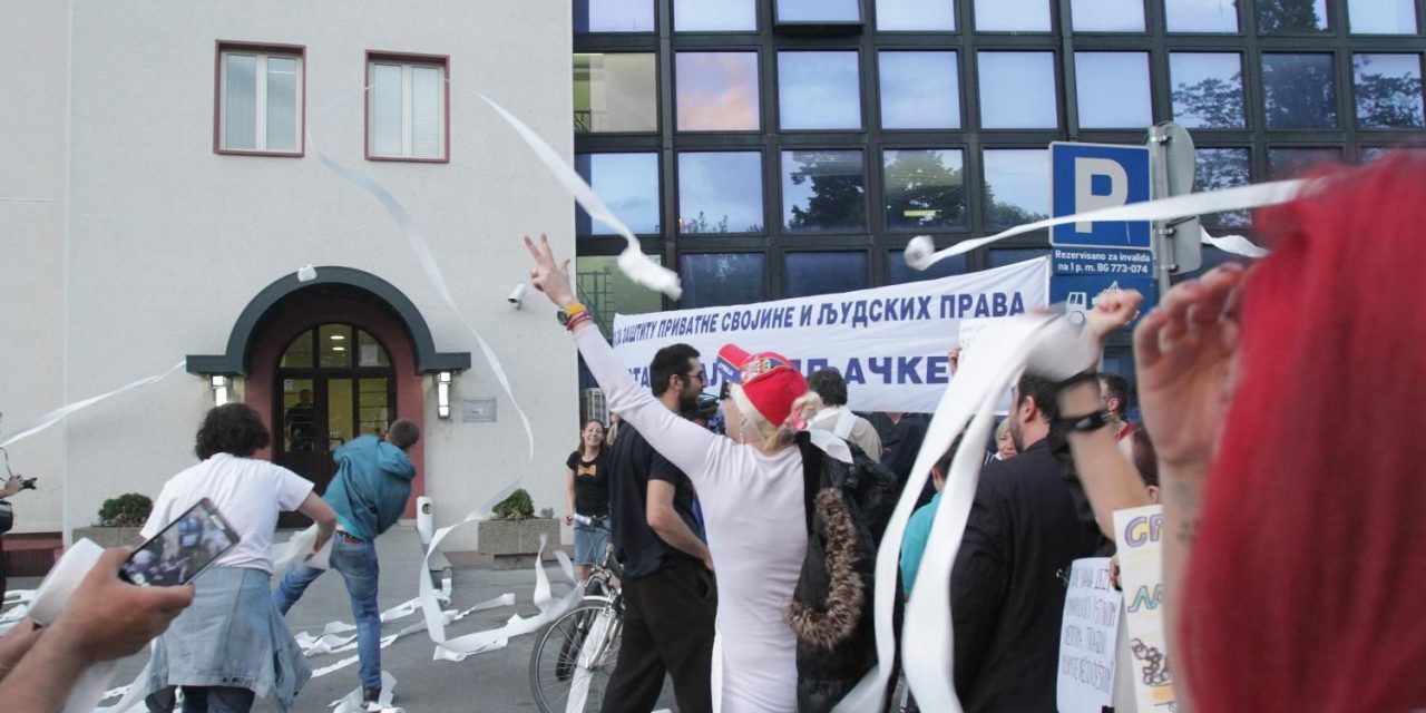 WC-papírral dobálták meg az RTS székházát