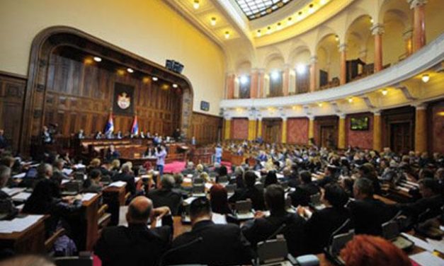 Gojković nem engedi be a tüntetőket a szkupstinába