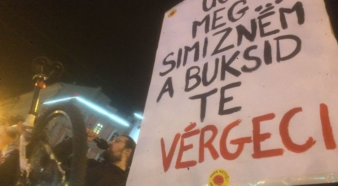 <span class="entry-title-primary">Spontán népünnepély az Oktogonnál</span> <span class="entry-subtitle">Éjfélkor még ezernél több ember tüntetett az elfoglalt budapesti téren (Szerkesztőségi hírösszefoglaló)</span>