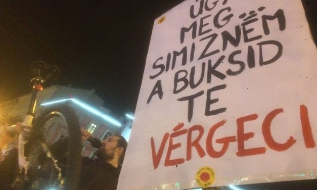 <span class="entry-title-primary">Spontán népünnepély az Oktogonnál</span> <span class="entry-subtitle">Éjfélkor még ezernél több ember tüntetett az elfoglalt budapesti téren (Szerkesztőségi hírösszefoglaló)</span>