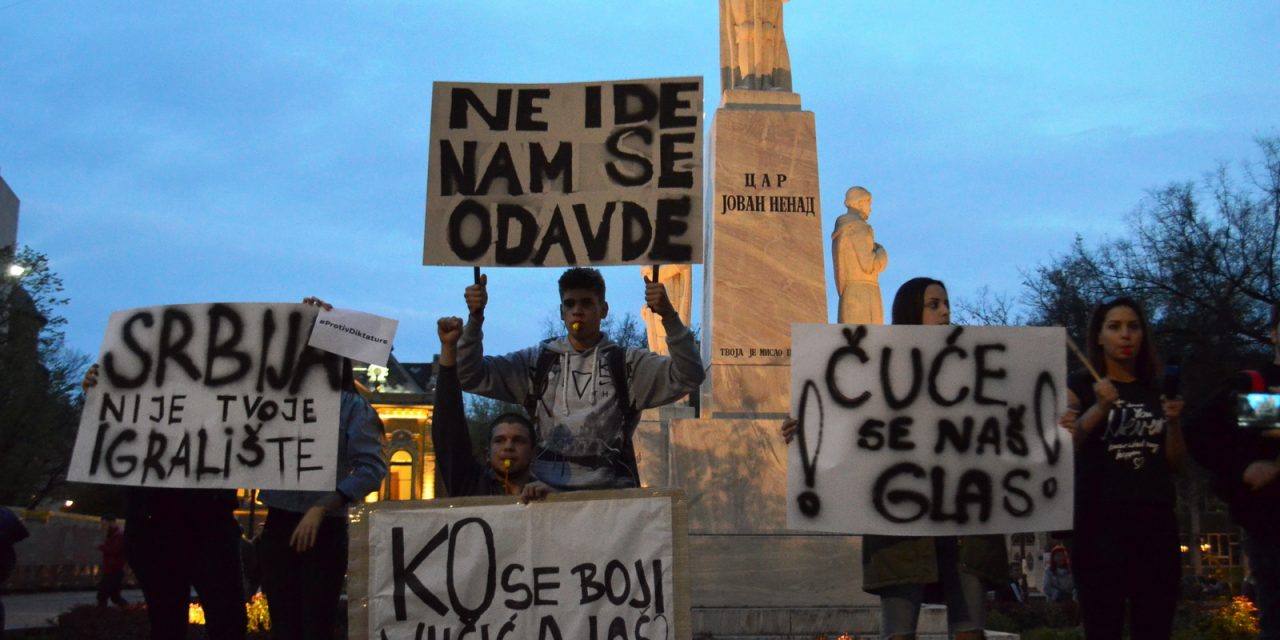 Tojással dobálták meg a szabadkai tüntetőket