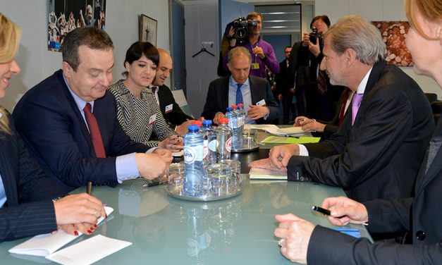 Hahn: A hatalomnak kötelessége a tüntetőkkel párbeszédet folytatni