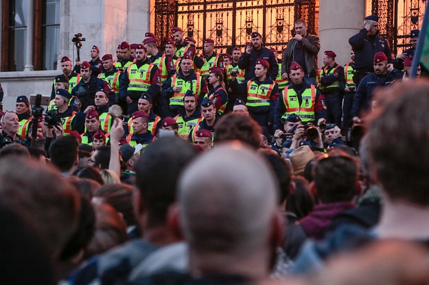 <span class="entry-title-primary">Budapest: a tüntetők a Nagykörúton vonulnak (VIDEÓVAL)</span> <span class="entry-subtitle">Helyszíni videó a demonstrálók felvonulásáról</span>