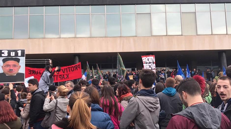 <span class="entry-title-primary">„Sok a szemét, el kell takarítani”</span> <span class="entry-subtitle">A katonák, a rendőrök és a polgárok is Belgrád utcáin tüntetnek</span>