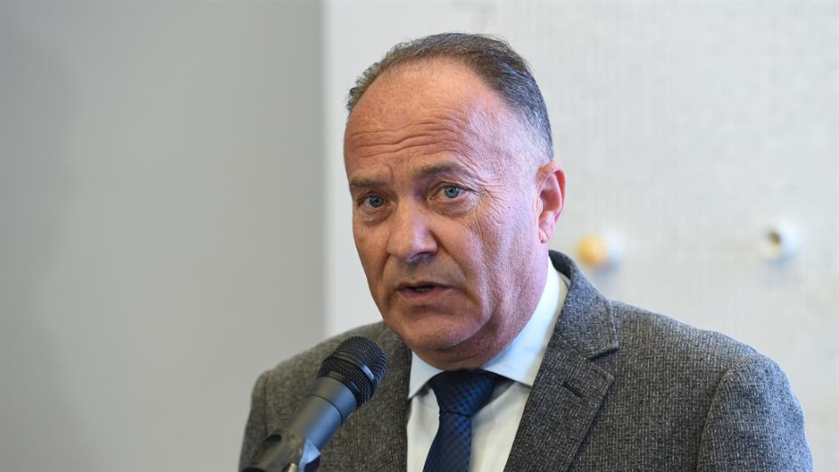 Az oktatási miniszter a választások előtt még tudta, most már nem, mennyivel emelik a tanárok fizetését