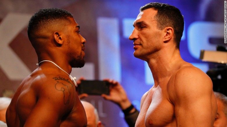 Klicskót leléptették, Joshua megvédte a címét