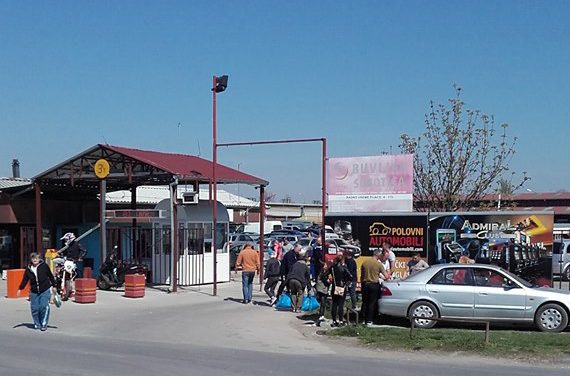 A szabadkai ócskapiacon lobogtatták az ezrest