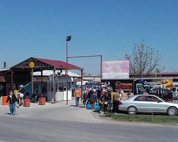 A szabadkai ócskapiacon lobogtatták az ezrest